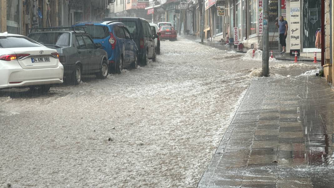 Bayburt'u sağanak vurdu! Cadde ve sokaklar göle döndü 5